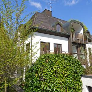 Hausansicht mit Balkon