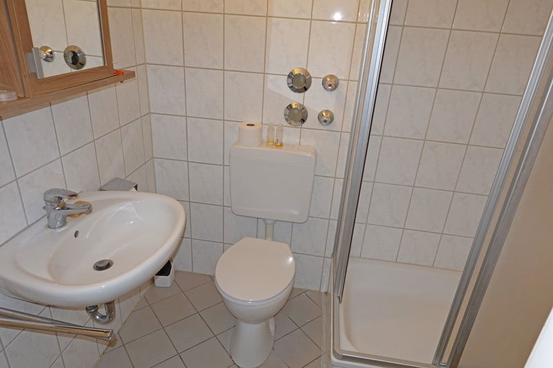 Bad mit Dusche + WM-Anschluss