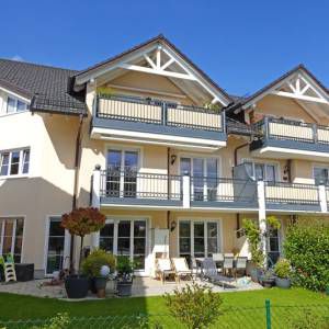 Hausansicht mit Balkon