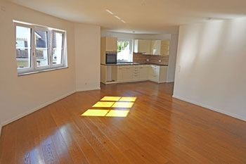 Wohnzimmer mit offener Küche