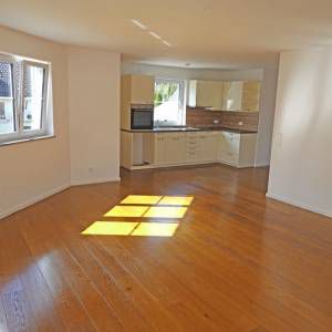 Wohnzimmer mit offener Küche