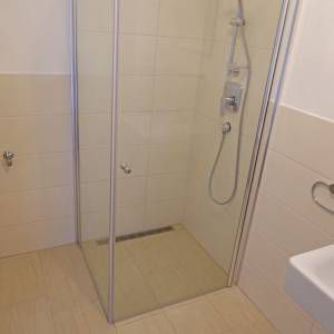 kleines Bad-bodengleiche Dusche